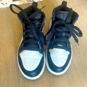 Jordan mid 1 - size 12 kids. Great condition !!!!